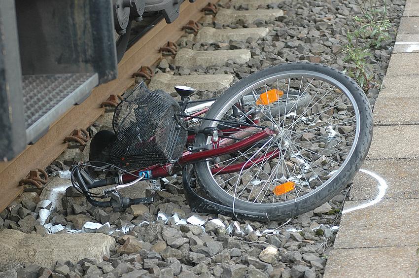 Radfahrer am Bahnuebergang vom Zug überrollt  P40.jpg - Fotos Fuchs